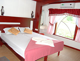 fourbedroom houseboat